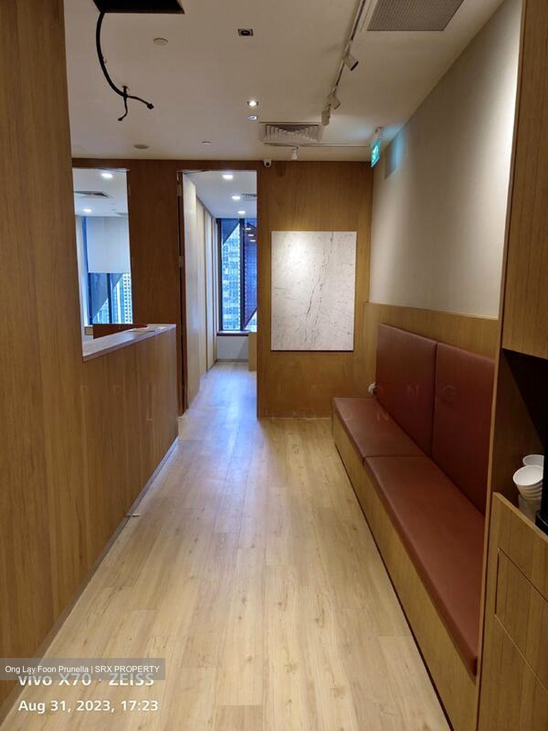 Connexion (D8), Retail #568010651